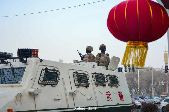 安心!武警官兵守护群众安全出行_景区_新疆_董虎