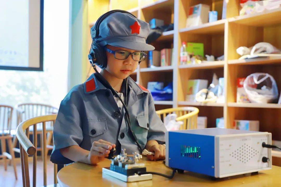 手工碾稻谷,忆苦思甜,追忆红军的艰苦岁月.