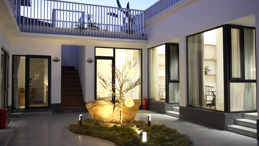 拥有十余间客房与一个别院,配备有酒吧,会客区,品茶区以及占地200平方