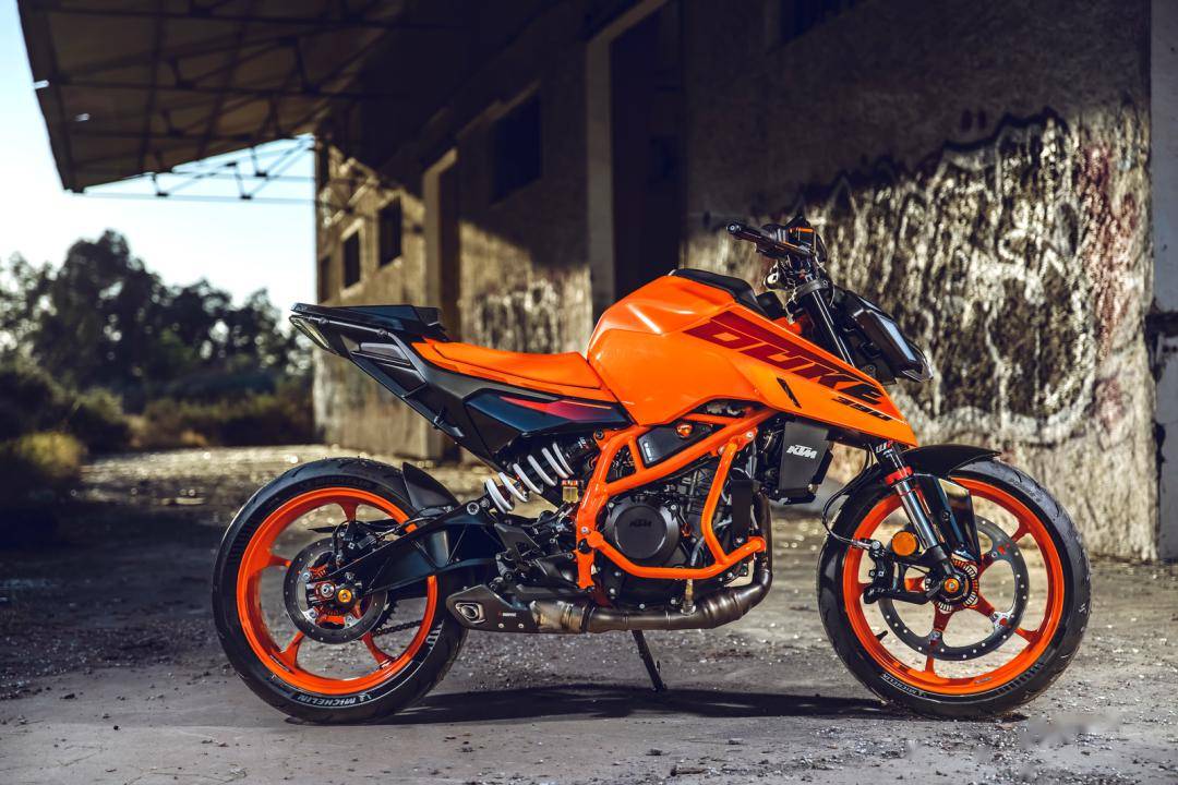 特写:ktm 2024 新一代运动街车 390 duke 原厂改装