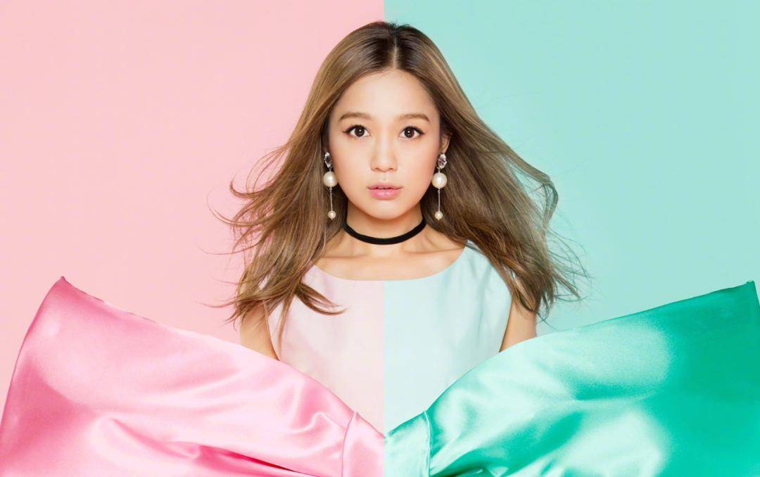 有的歌声里自带快乐的歌手,有刚出道时的ariana grande,有曾经的carly