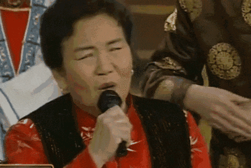 在这个小品中,赵丽蓉还演唱了泰坦尼克号主题曲《我心永恒》.