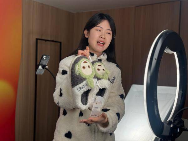 "在直播间内,任佳璇正在"带货".正值大年初四