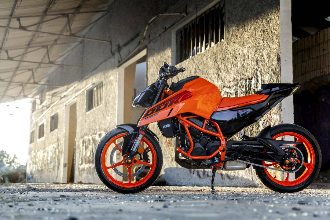 特写:ktm 2024 新一代运动街车 390 duke 原厂改装