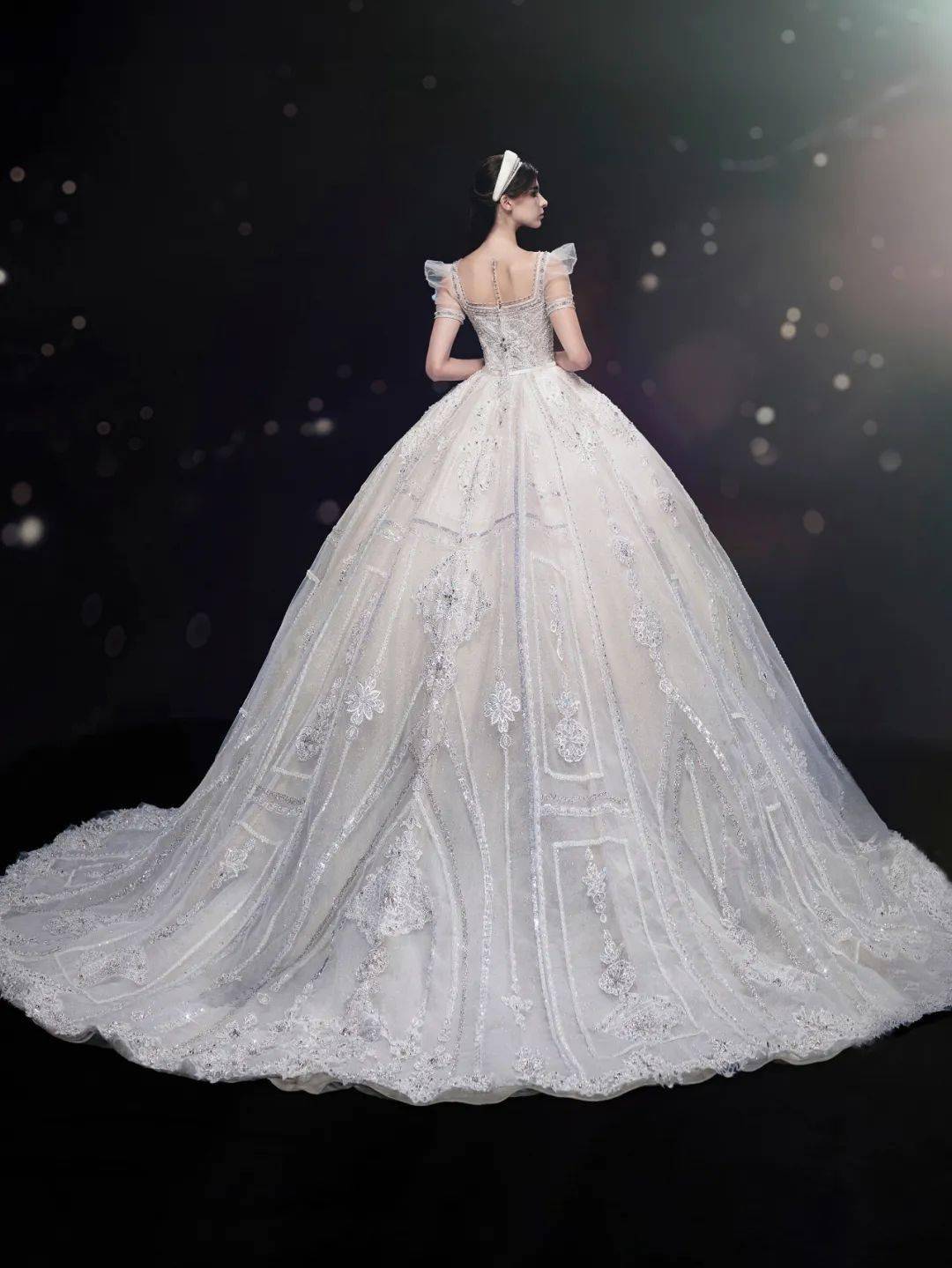 趋势| 2024年纽约婚纱周最新流行趋势,40套blingbling