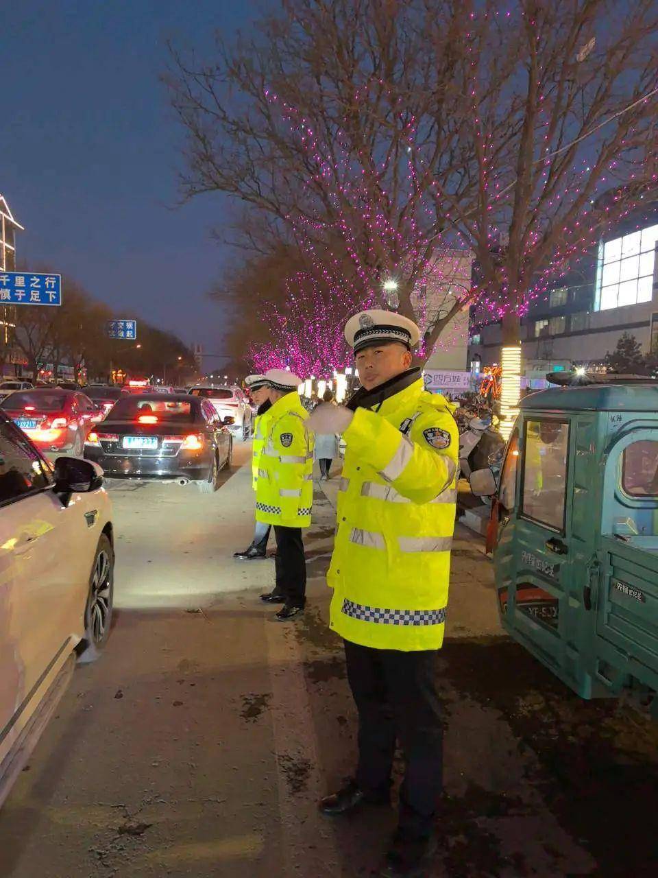 吕梁公安交警:春节我在岗 守护在路上_平安_警灯_道路