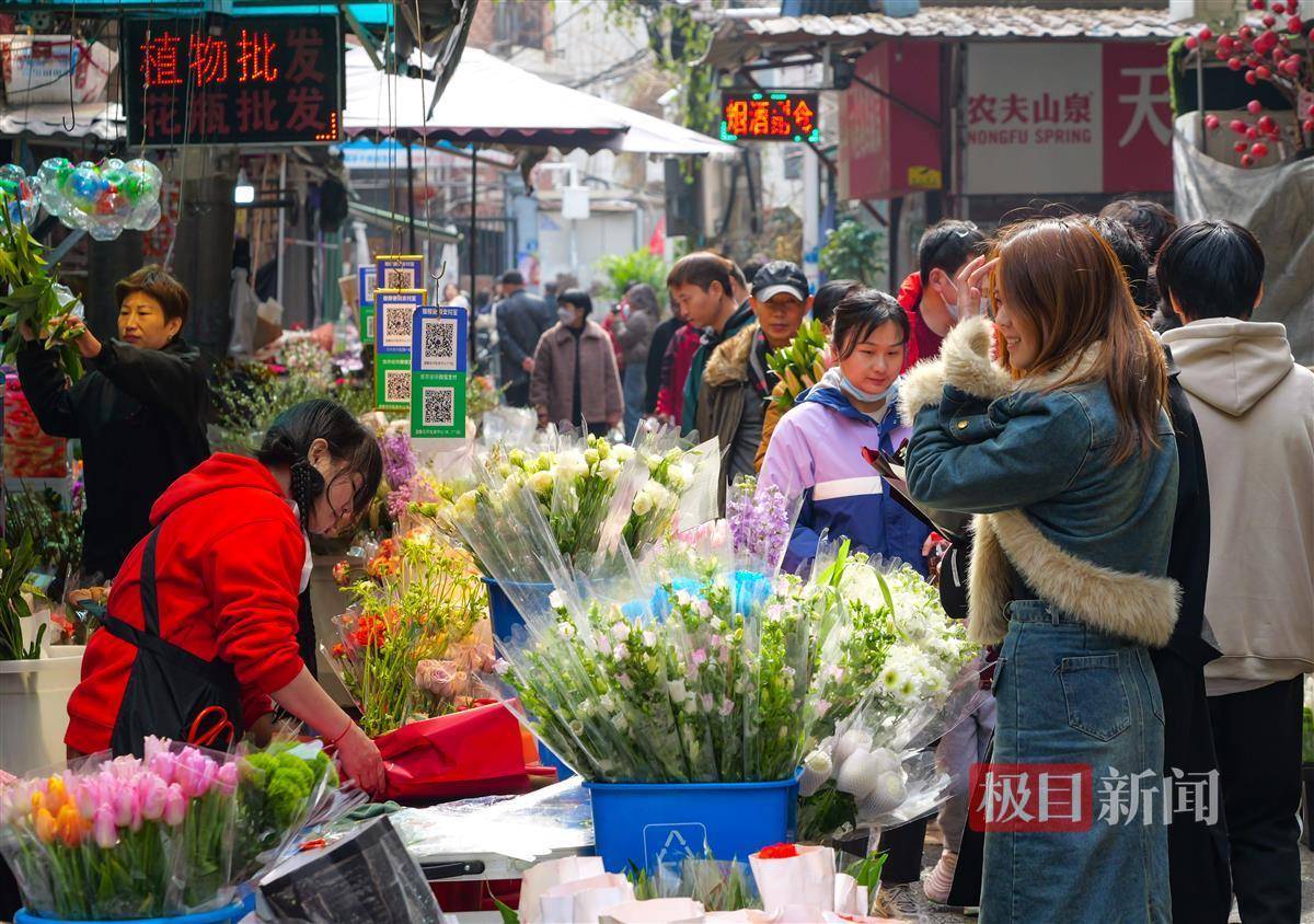 情人节巧遇"财神爷",大年初五武汉循礼门花市人气旺