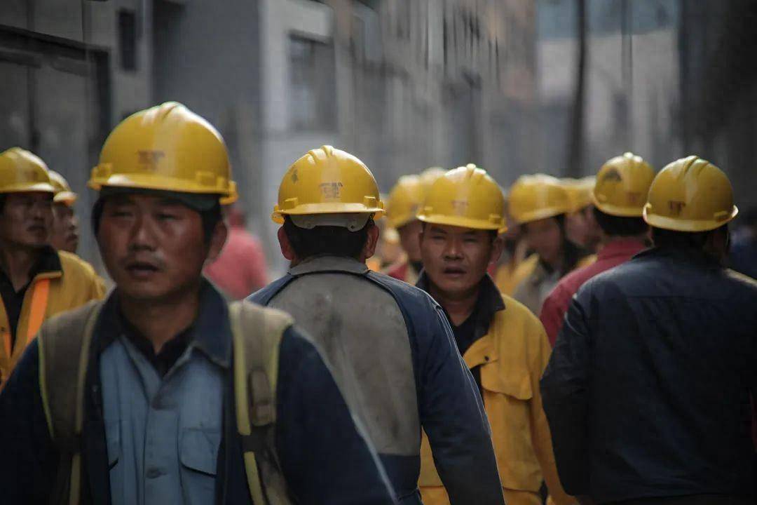 看了簇拥在劳务市场回不了家的农民工,我决定年后不了