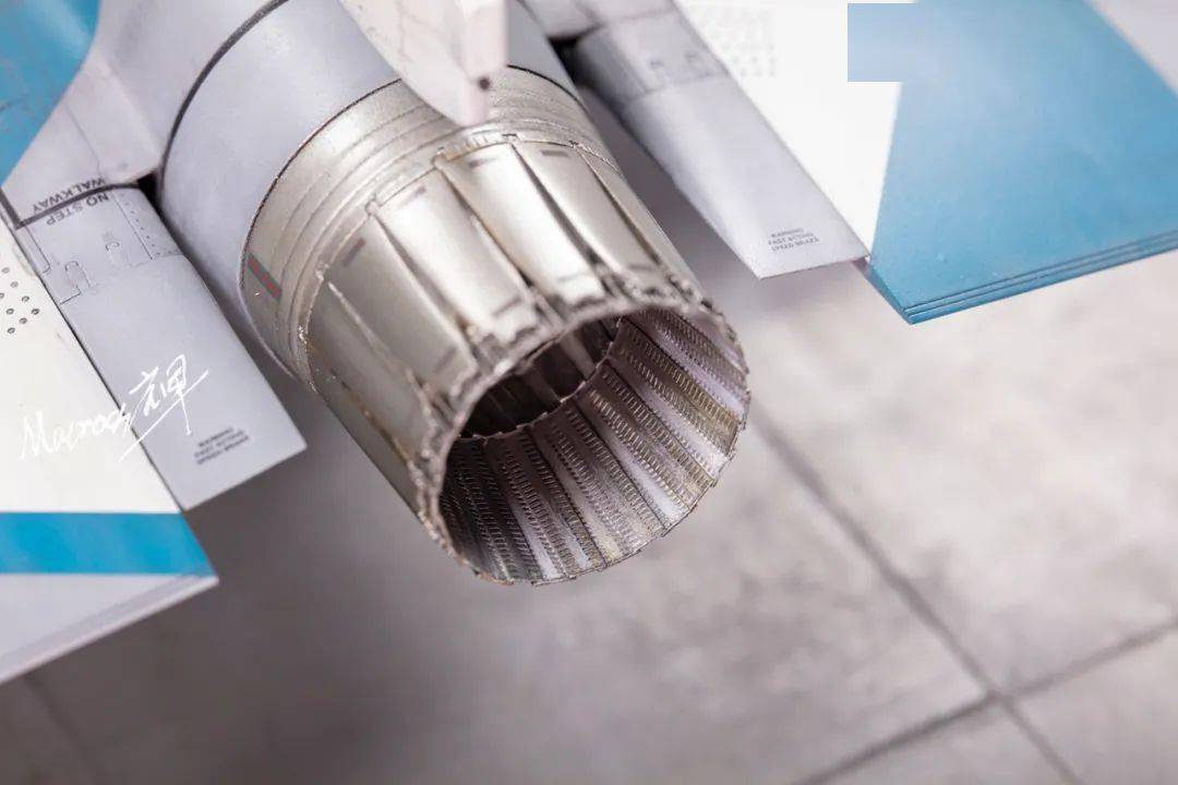 从模型制作的角度来看,macross辉先生展现了他深厚的制模技艺和对