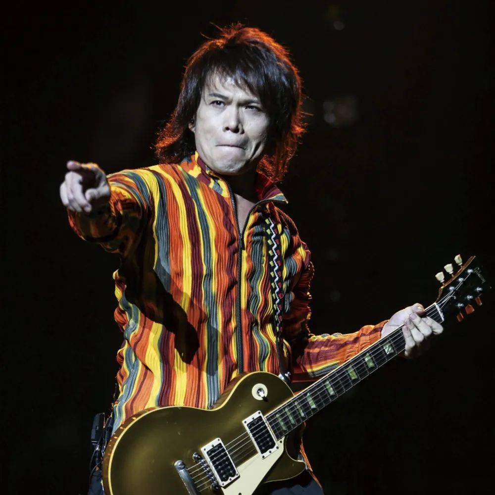 我们可以举一个更极端的例子,2023年伍佰的演唱会是以怎样的方式呈现