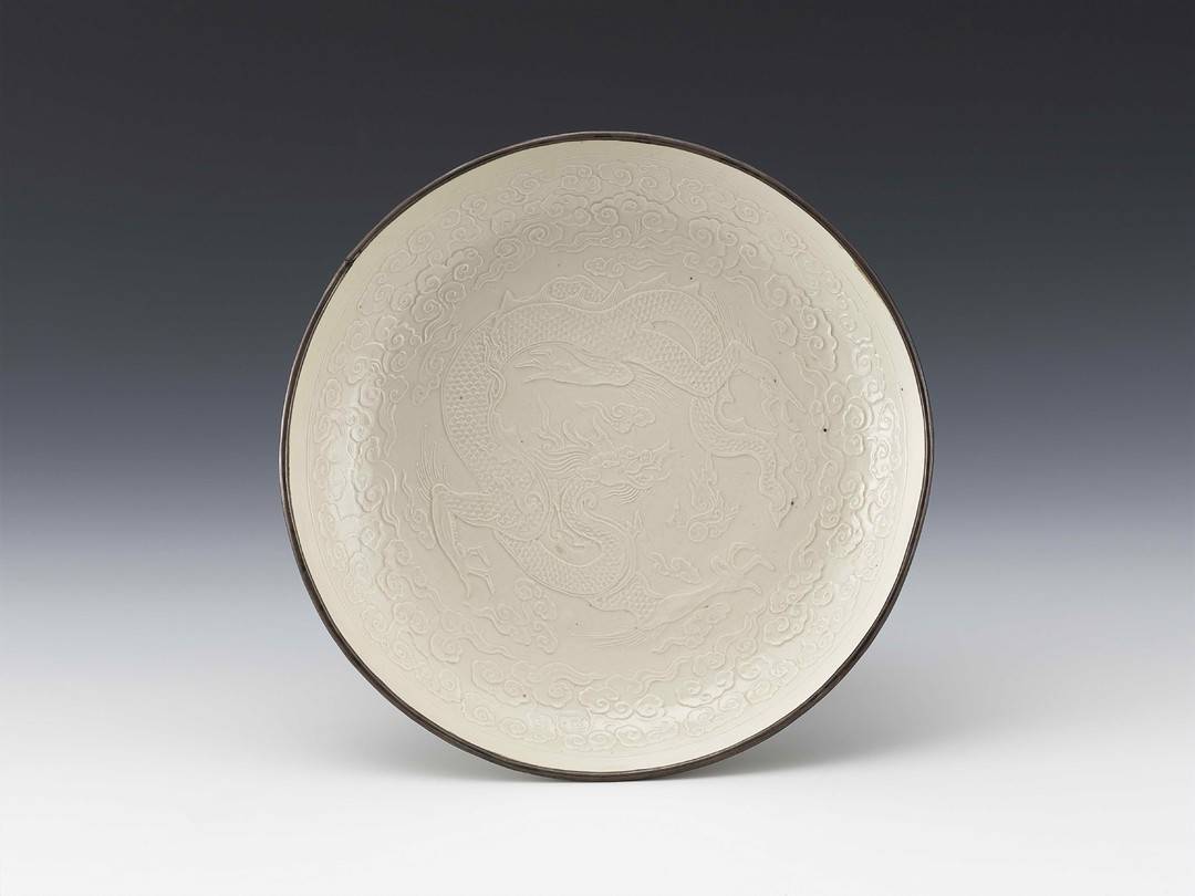 定窑白釉印花云龙纹盘曾侯乙尊盘湖北随州市曾侯乙墓湖北省博物馆藏