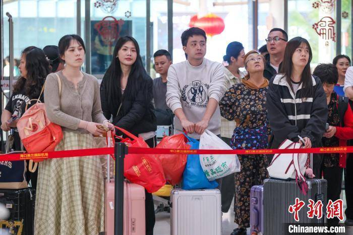 (新春走基层)海口美兰国际机场迎来春节返程客流高峰_骆云飞_航站楼