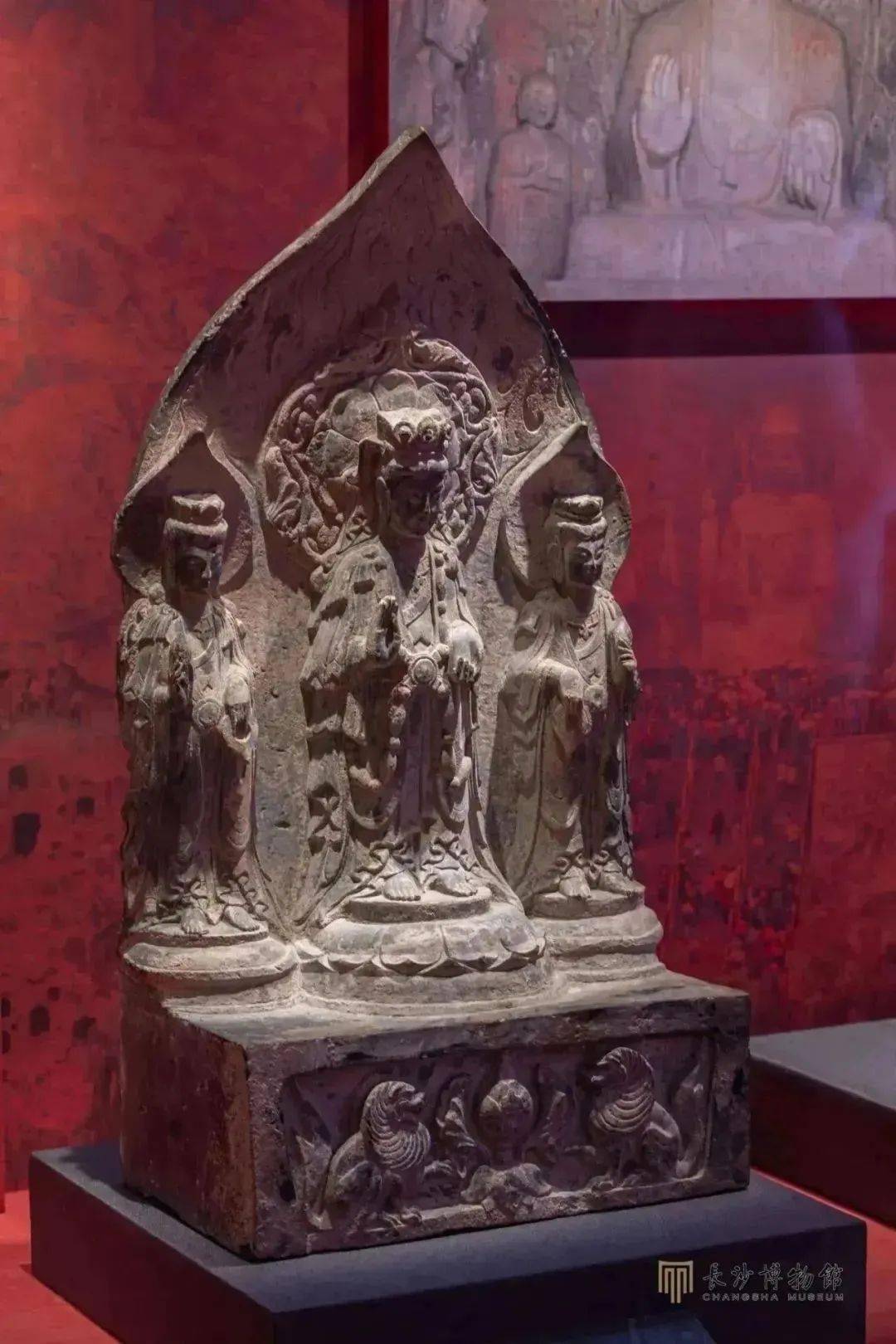 三尊菩萨造像北魏(386—534)河南省洛阳市孟津采集洛阳博物馆藏