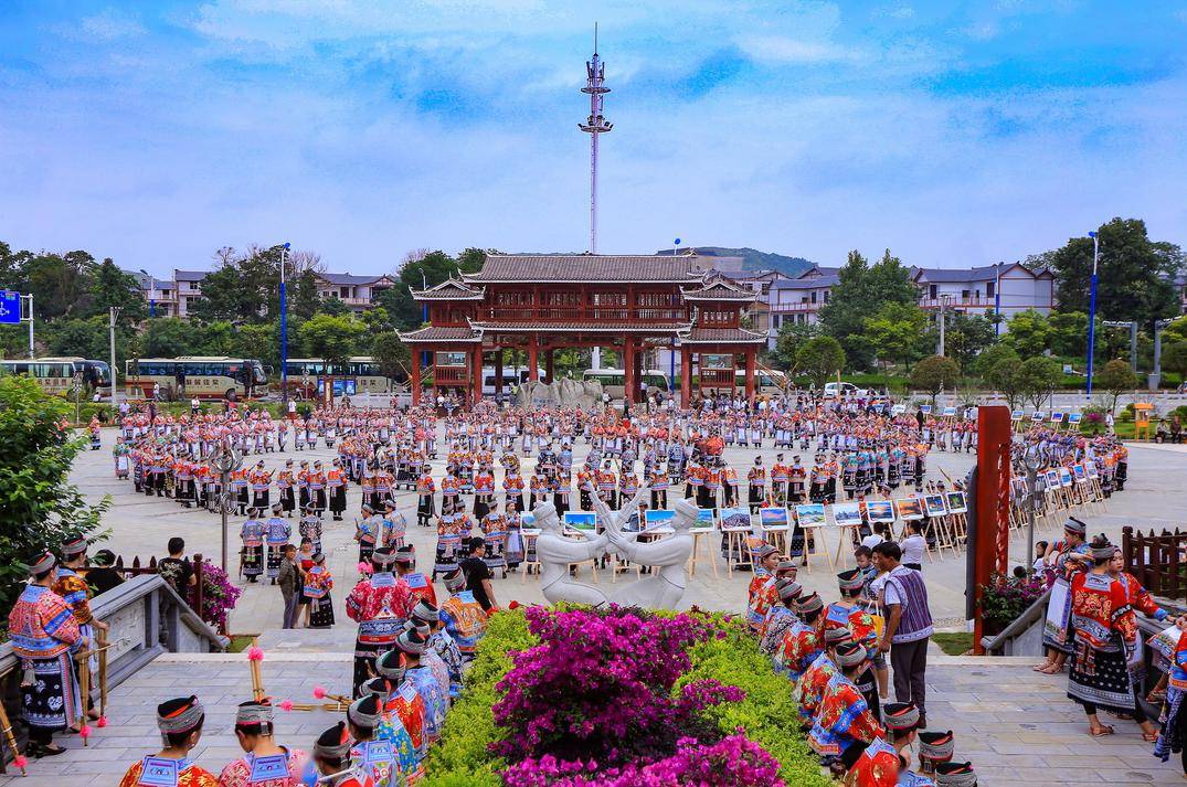 市民朋友来安游客在现场一起载歌载舞体验苗家的敬酒仪式"高山流水"