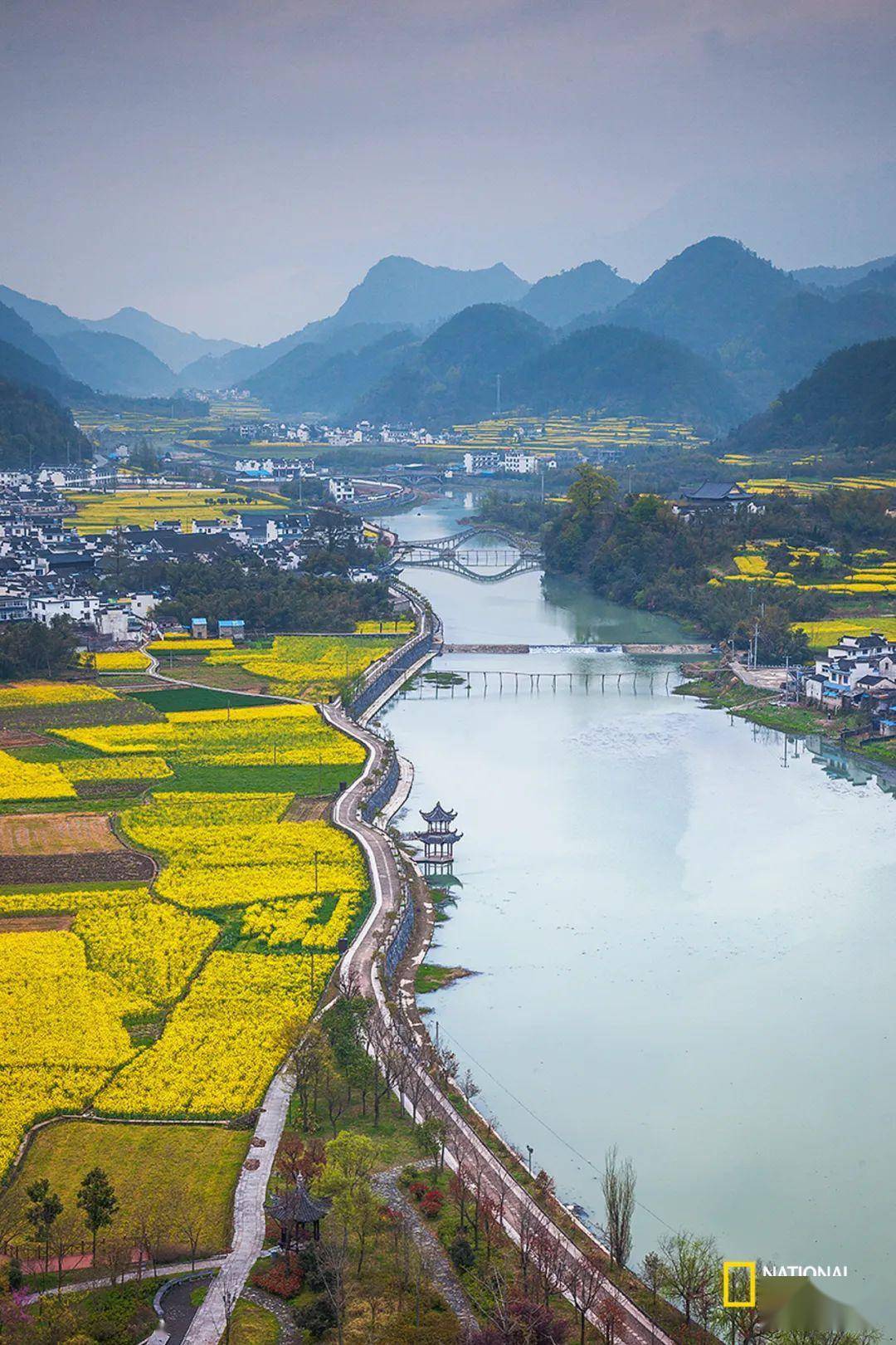 歙县石潭,等闲识得东风面,万紫千红总是春.这是徽州大家朱熹的诗句