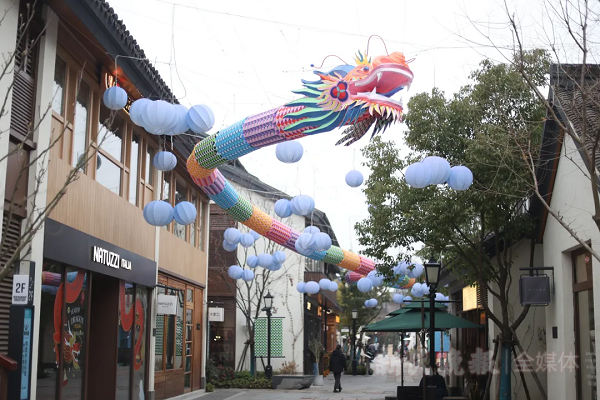 场,巨型滑梯,蹦床,攀爬架,跷跷板,沙坑等,更有占地近2000平的户外自然