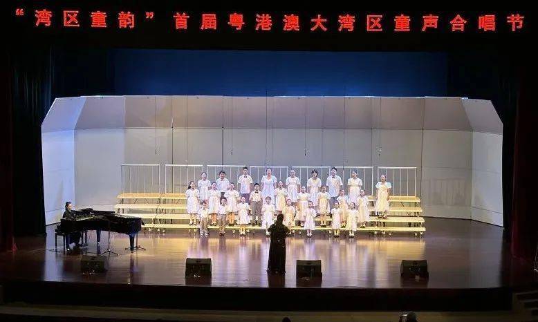 指挥:杜娟伴奏:叶馨云惠州市杜娟童声合唱团小杜鹃指挥:雷雯霞伴奏