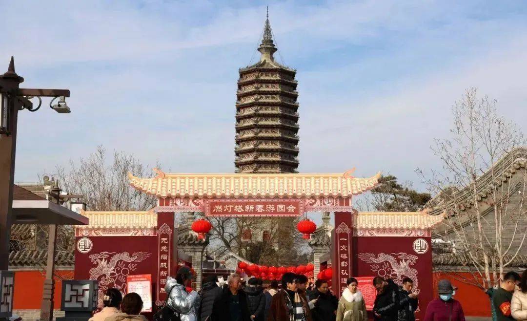 在大运河文化旅游景区北区,燃灯塔新春游园会和大运河新春游园会正在