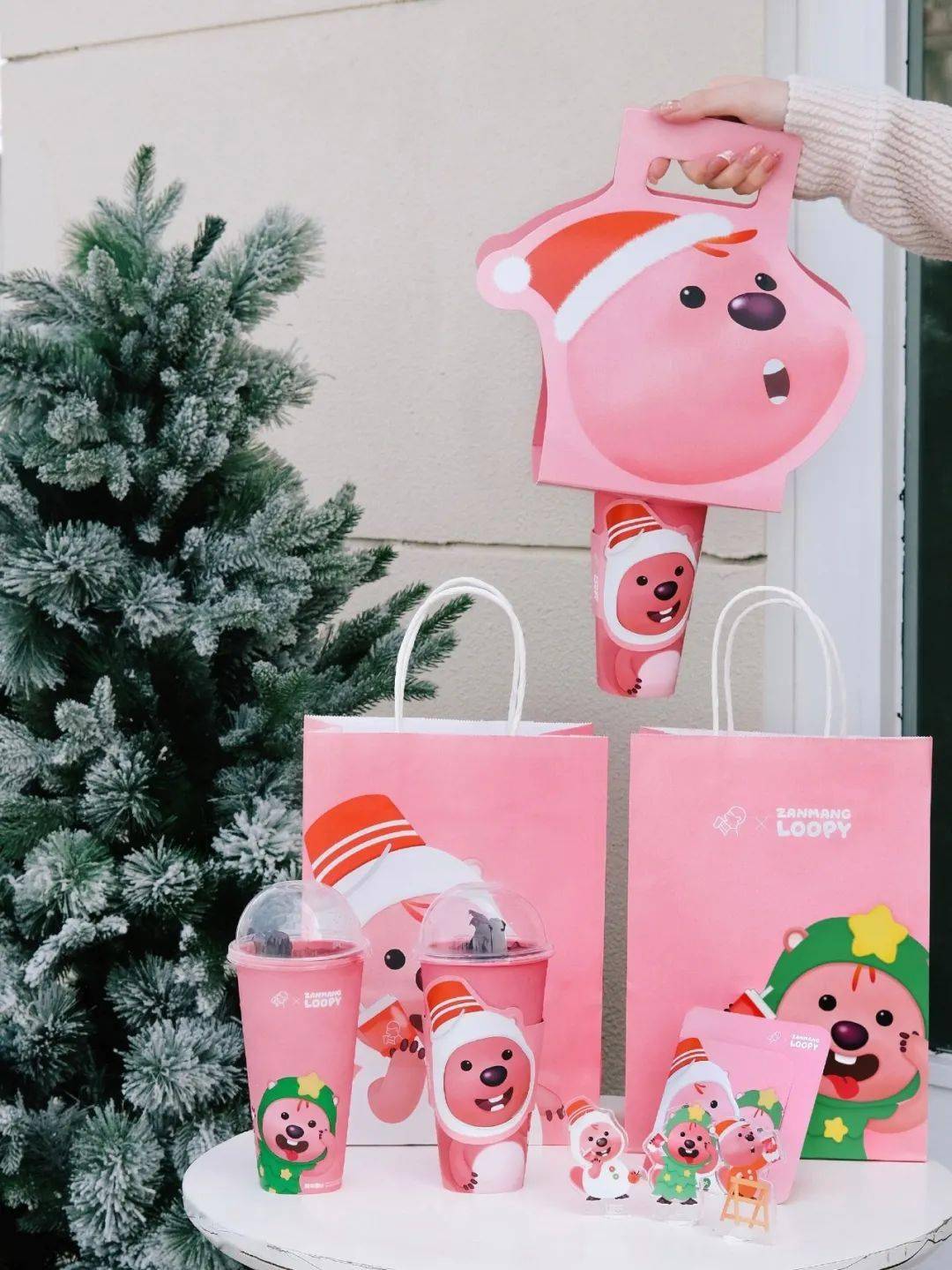 故事,年终有喜茶与女明星loopy联名,带着一大波表情包席卷社交平台