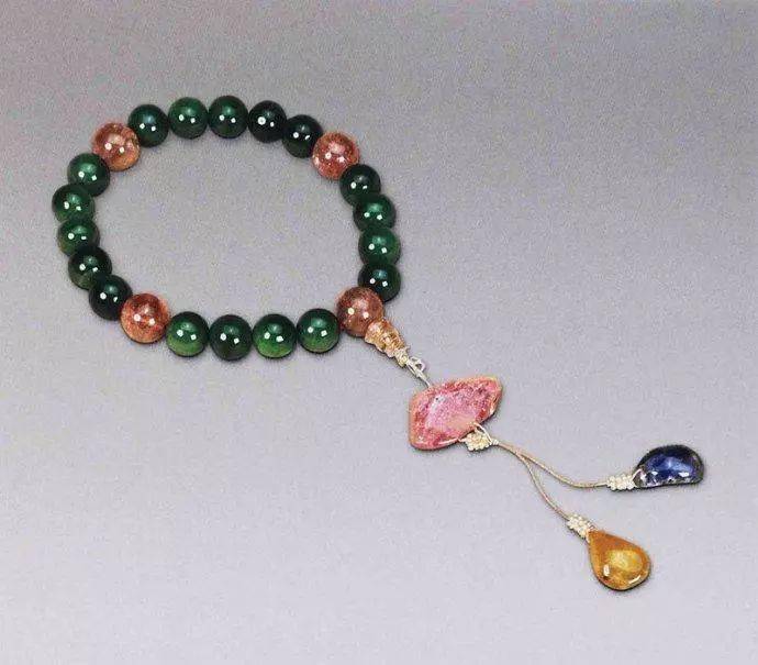 翡翠质,玉质致密,带有阳绿色.