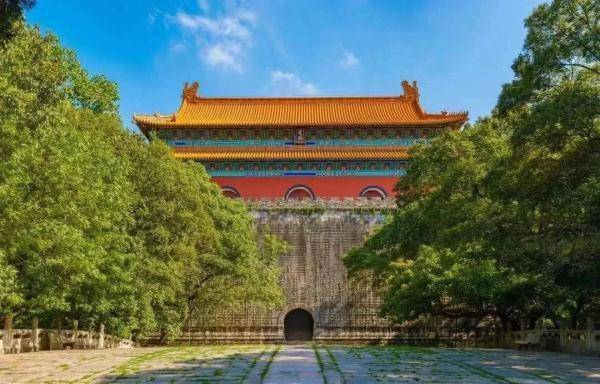 明孝陵位于紫金山南麓独龙阜玩珠峰下,作为明太祖朱元璋的陵墓,开明