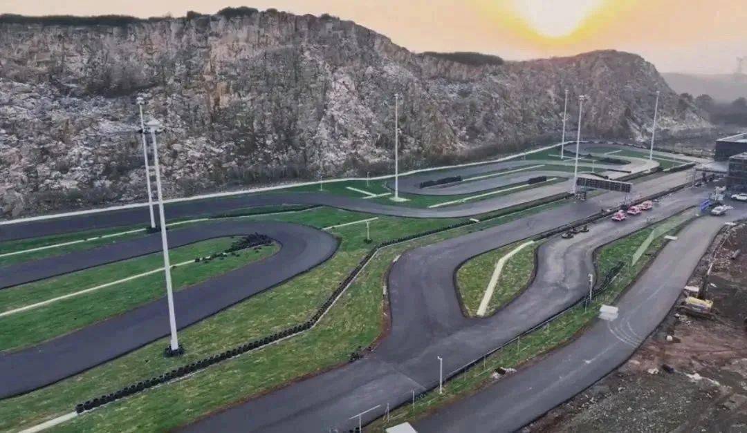 开发极速卡丁车赛道,森林房车,汽车酒吧,汽车沙池,地形越野,户外攀岩