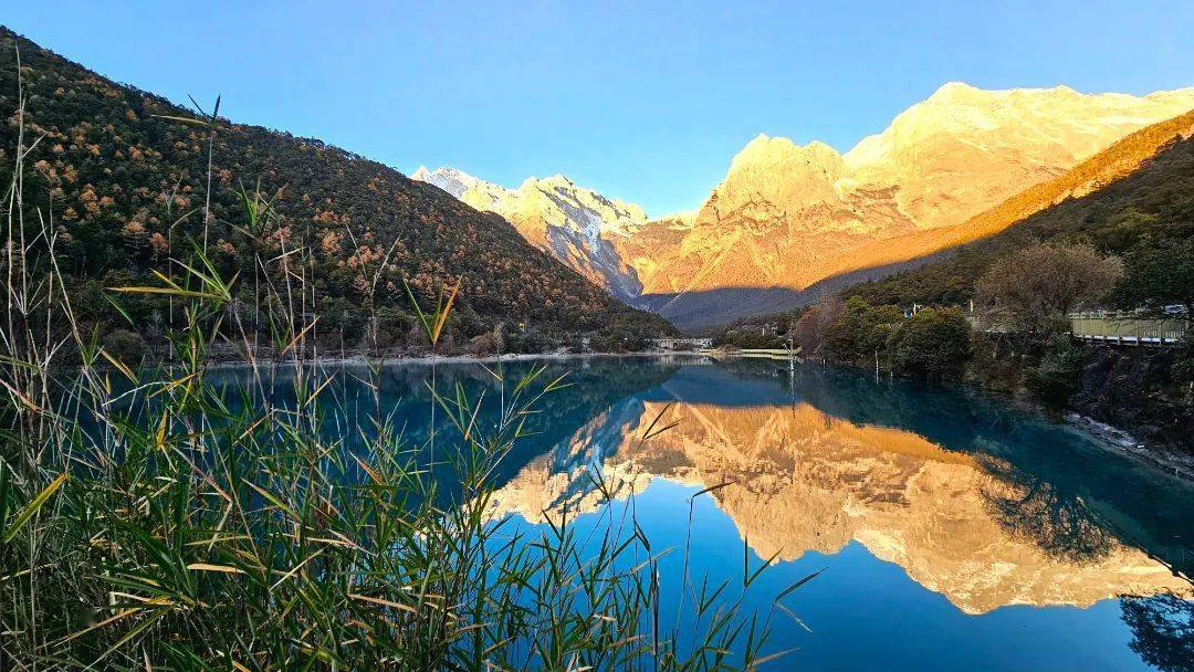 可以远眺金沙江虎跳峡段丽香铁路和丽香高速金沙江特大桥宛如两道彩