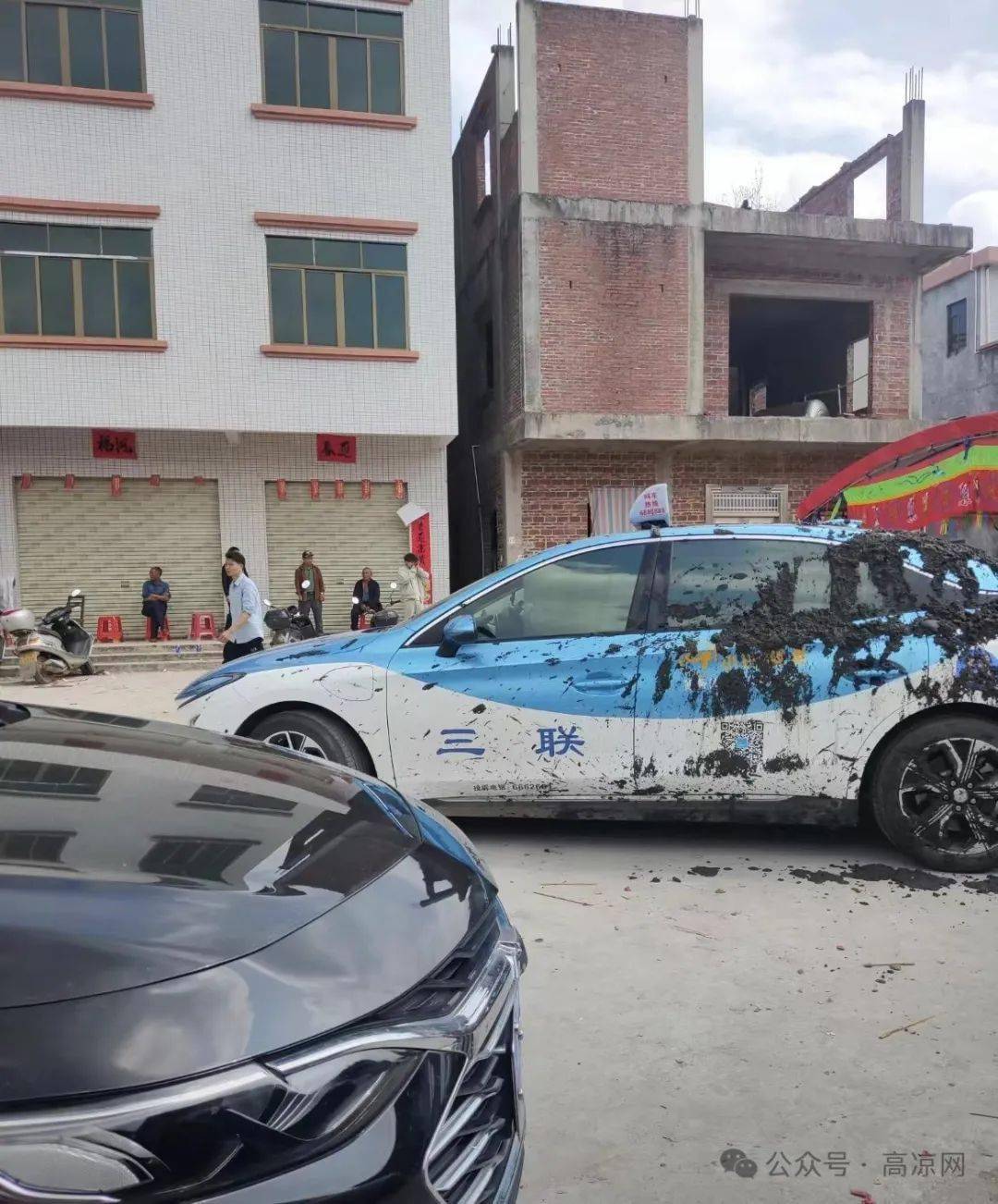 高州一猪屎车"爆炸"式飞溅,睇年例的路人,小车一身屎!