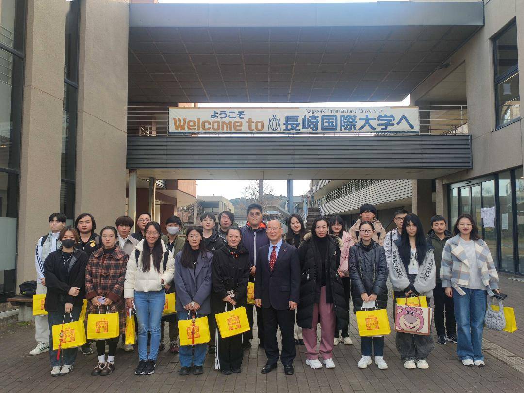 驻长崎总领事张大兴访问长崎国际大学开展"温暖迎春