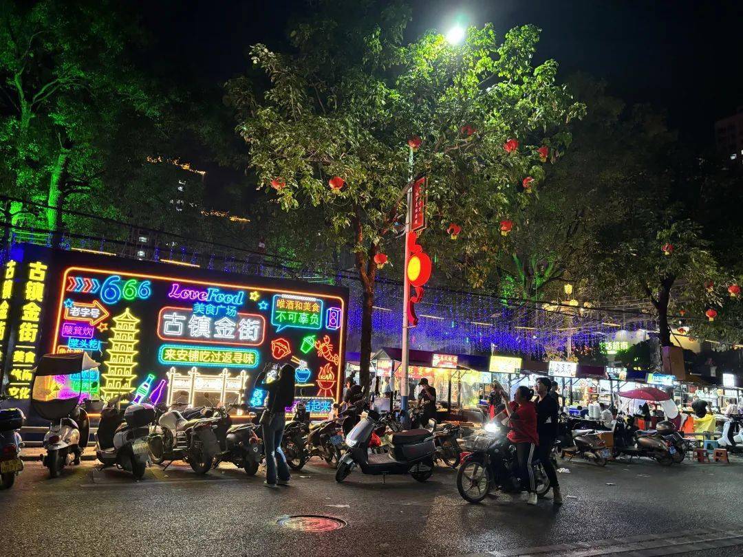 特别是在老街的重要组成部分漳州街,五颜六色的彩灯如同繁星闪耀,街巷
