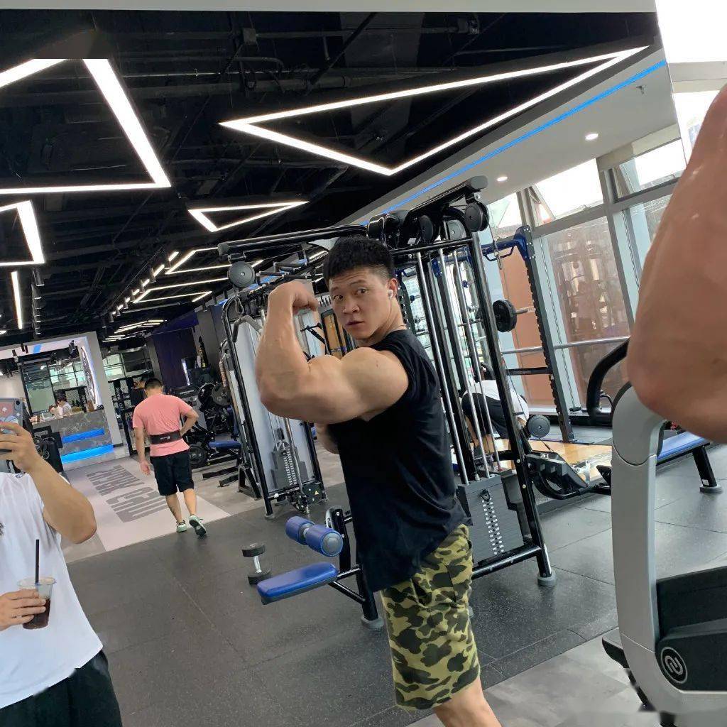 中国小伙健身6年,身高195cm体重118kg,这种肌肉猛男你