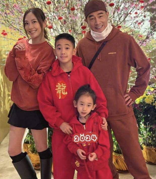 应采儿为生女儿怀三胎?结婚纪念日穿14年前婚服,5个月