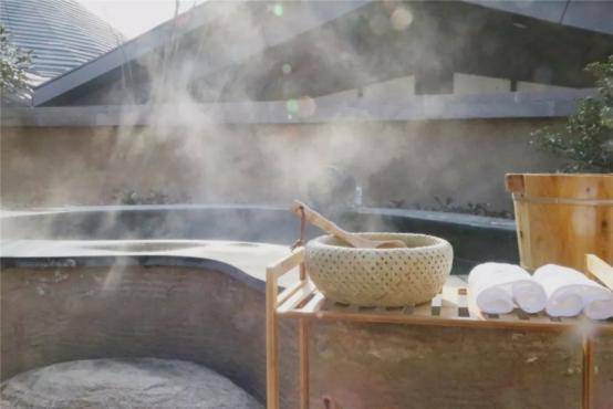 来源:文旅日照日照天台山温泉位于太阳客栈的庭院内,这里环境清幽