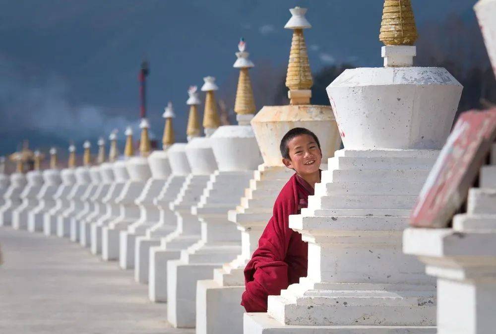 不远处,观拜者向天空抛洒着寓意吉祥的龙达,以松柏枝焚起的霭霭桑烟