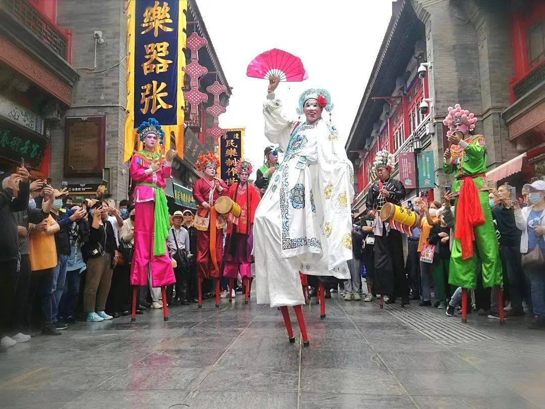 今年,市北区还邀请到了天津市非物质文化遗产"葛沽长乐老高跷"为青岛