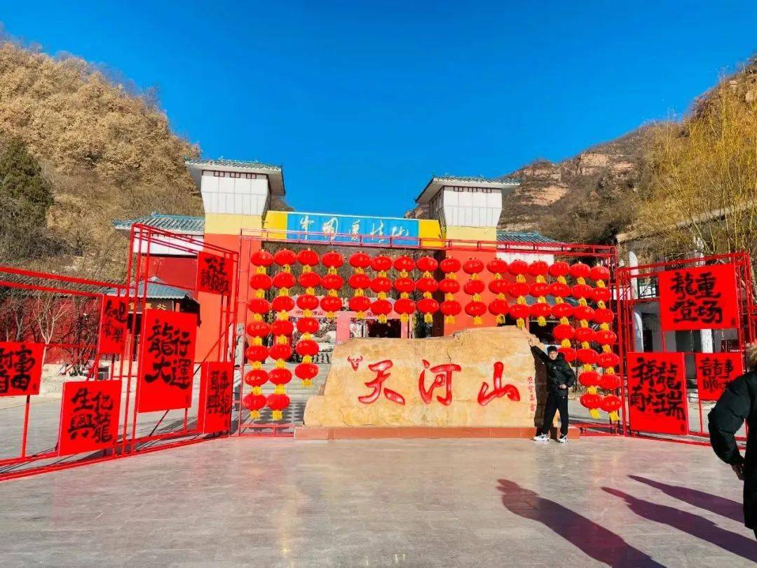 来到临城崆山白云洞,漫步洞中,仿佛置身于一个神秘的仙境之中.