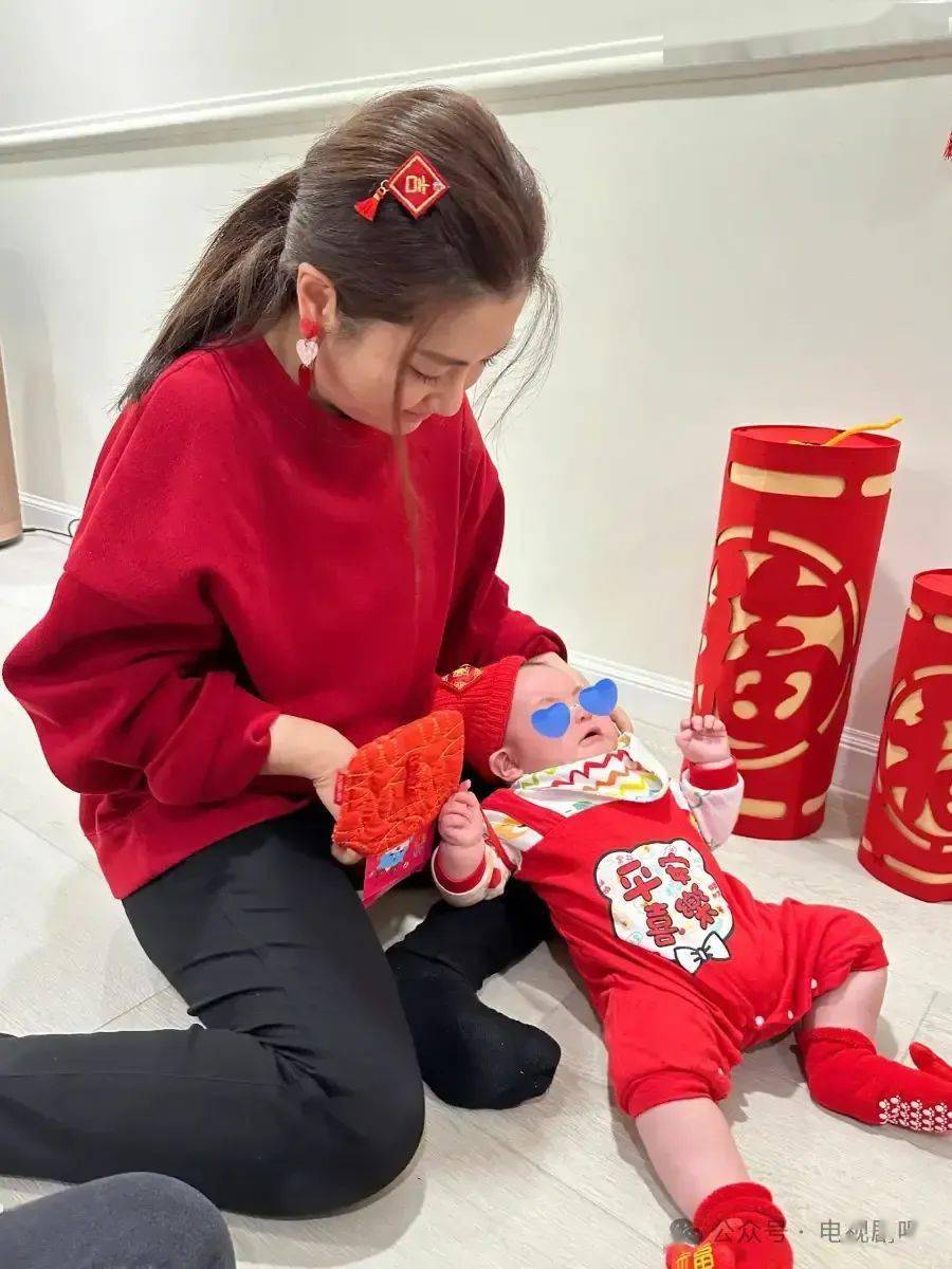 最近,任家萱(selina)带男友回娘家拜年,不仅她带着男友,儿子回了娘家