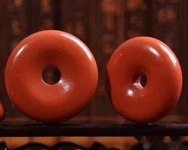 尤其是刚刚入门的新手朋友们,遇到那种不怎么透的满肉南红时和红碧石