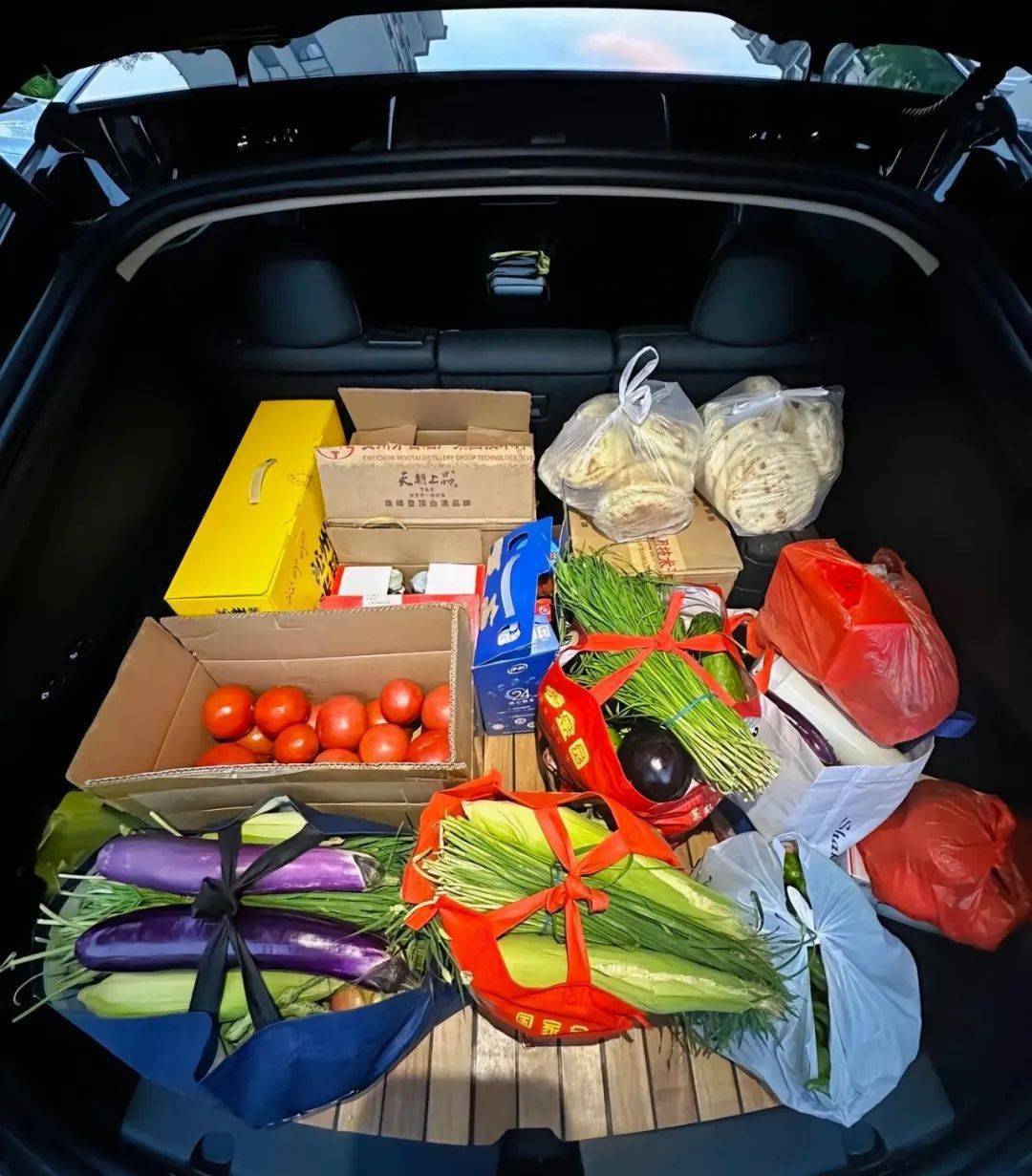 后备箱鸡蛋论筐,蔬菜论捆,水果论箱而回趟老家过年跟进货似的装满给家