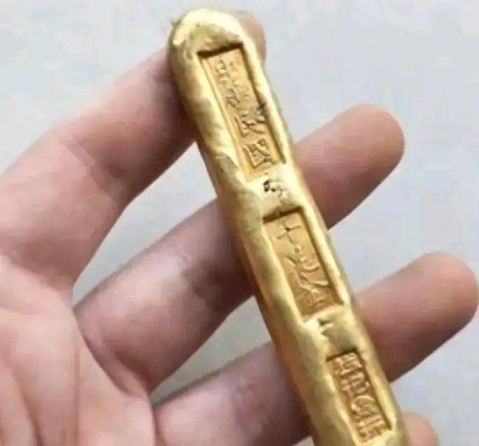 山西大爷拿2根金条来银行,想把它换成钱,工作人员大吃一惊,悄悄报警