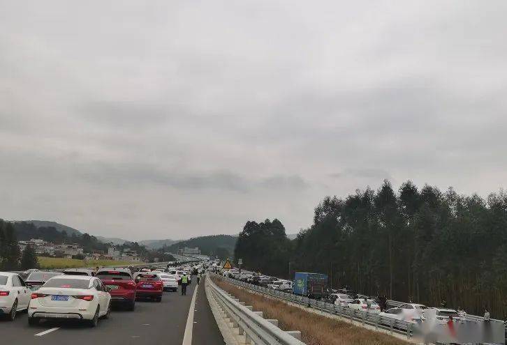 g7212柳北高速往北海方向象州服务区路段,七星互通路段车流量大,缓慢