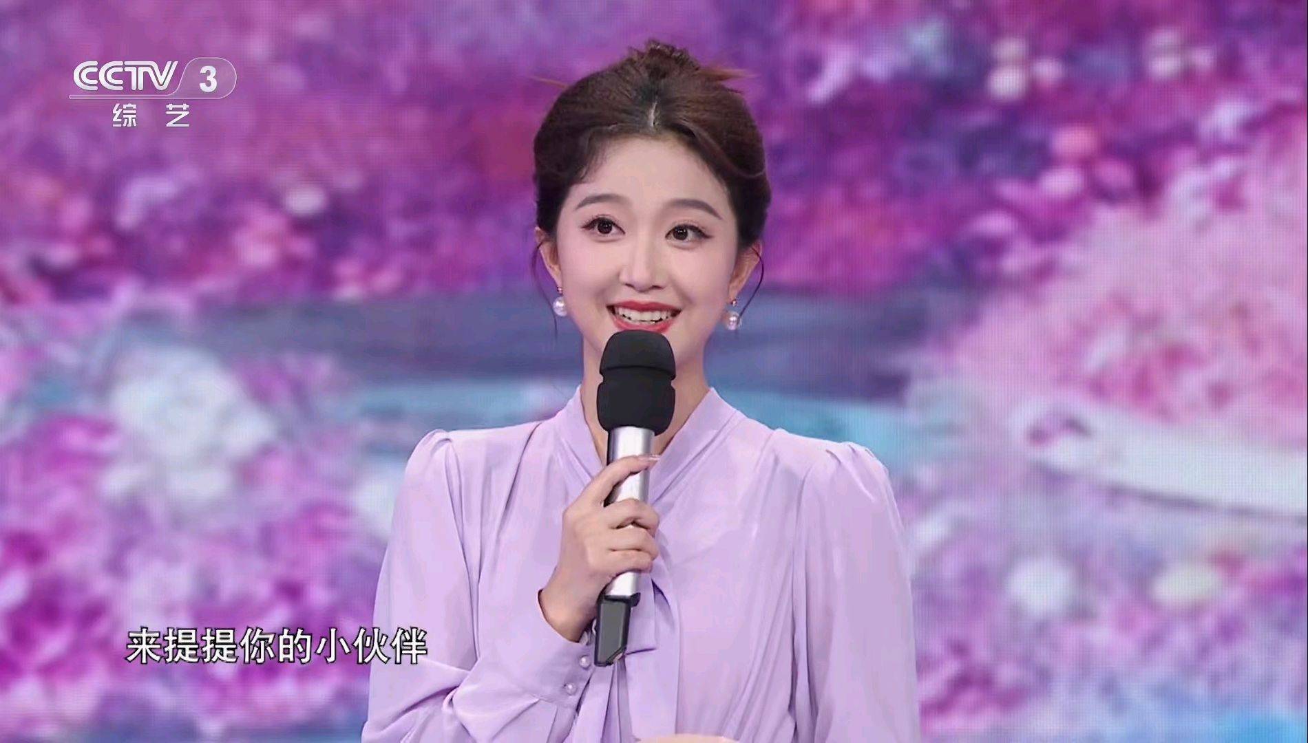 央视签约新主持人,是一个双向的选择,比赛是比赛,但要真正签约,有很多