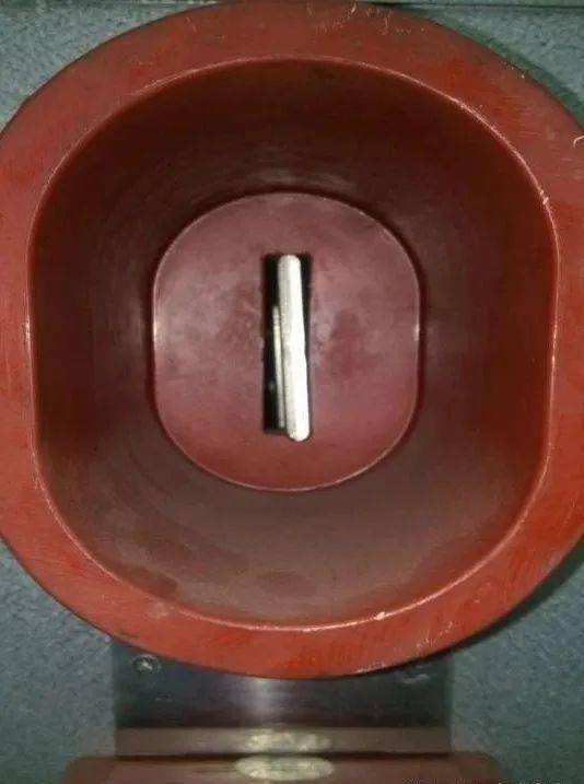 手车室后壁上安装的静触头帘板(活门),在手车从工作位置移至试验位置