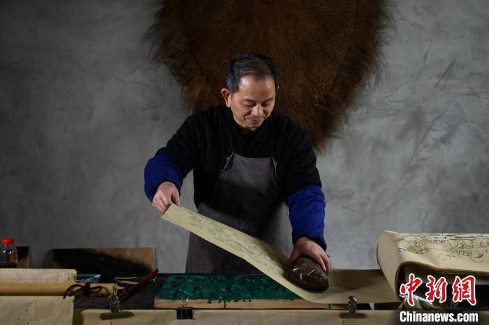 (新春走基层)梁平木版年画传承人:四十余载守护指尖上