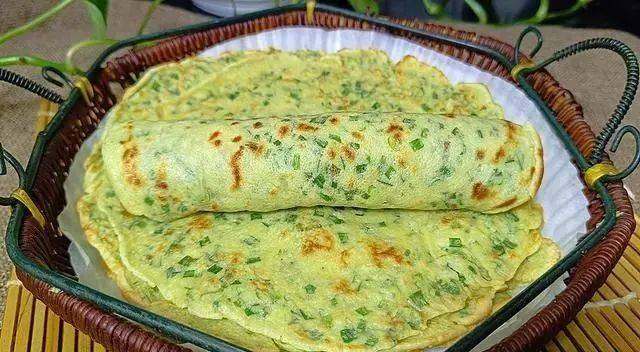 早上不知道吃什么,试试这个韭菜鸡蛋饼,口感劲道细软,香气十足_步骤