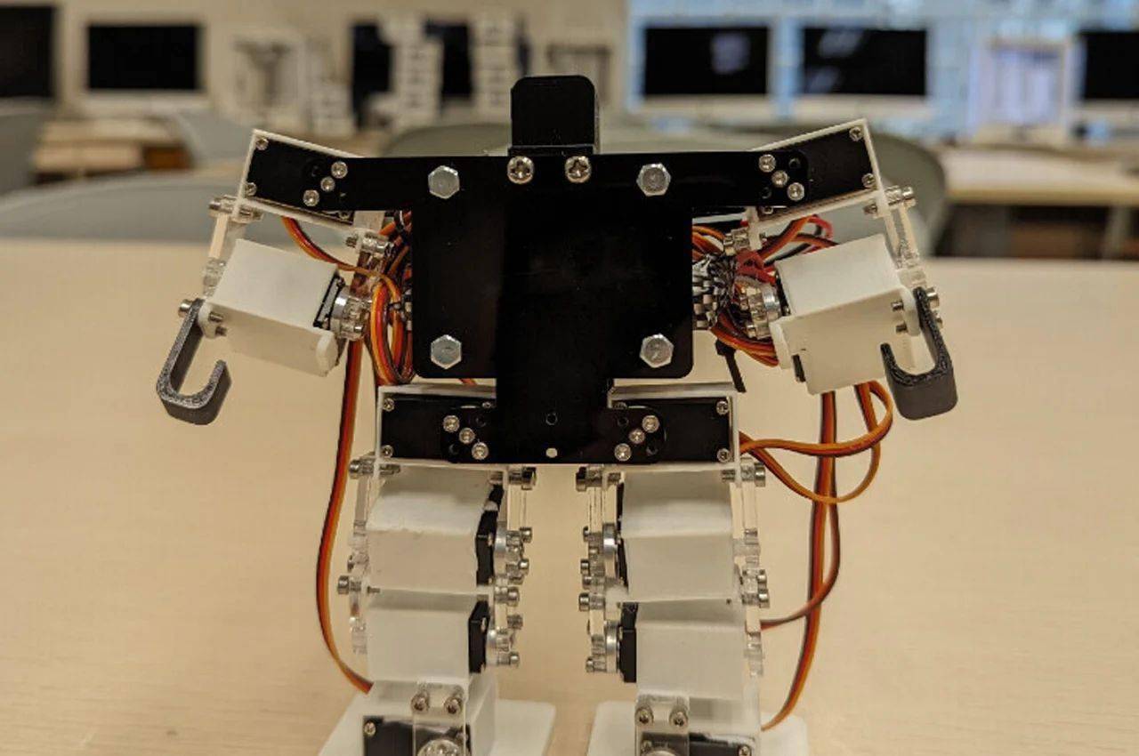 全球最小仿人机器人纪录被刷新:高 141 毫米,能跳舞,踢足球_fung_团队
