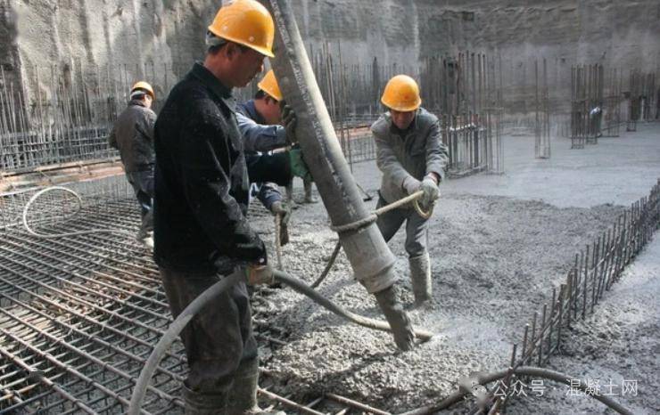 混凝土浇筑施工一般包含了混凝土的搅拌与运输,混凝土浇筑,振捣,养护