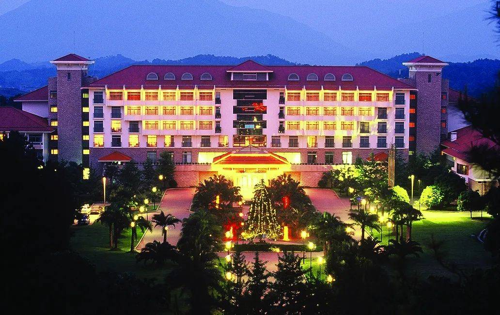 酒店共371间房,休闲娱乐设施齐全;大堂集现代与民族风格一体,典雅大气