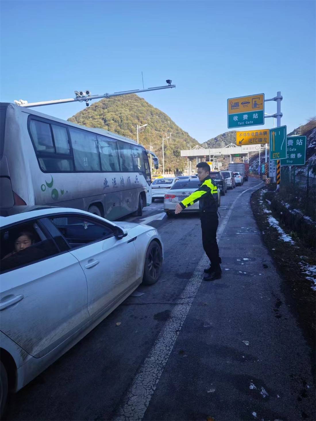 收费站前疏通车辆据了解,今年春节期间,毕威高速公路出入口车流量约