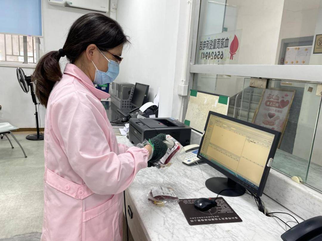 医务工作者守护健康不停歇_患者_服务_护理